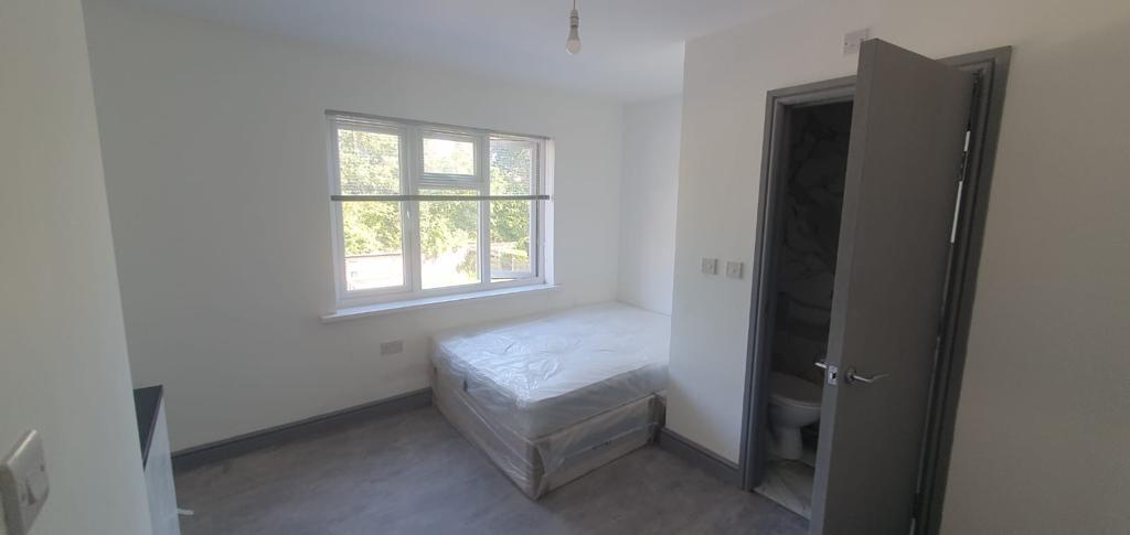 Studio flat to rent in Reading, Berkshire