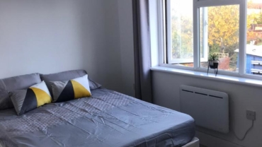 Studio flat to rent in Feltham