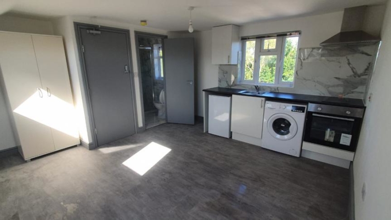 Luxurious Garden Studio Flat in Feltham (TW14 9NR)